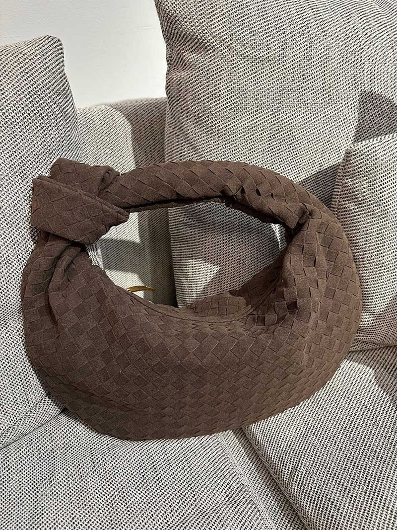 Medelstor flätad mockaväska