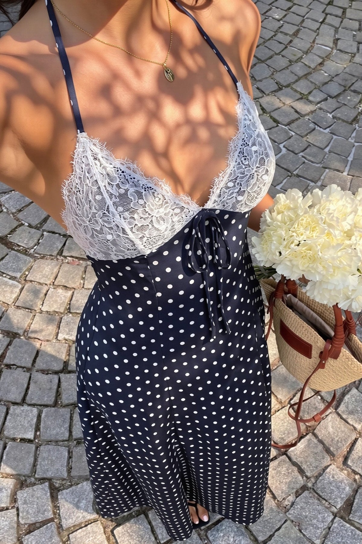 Zoe lång halterneckklänning med prickigt mönster