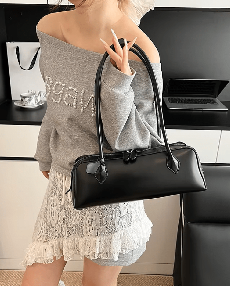 Nellie Vintage Baguette Bag in black – styled look